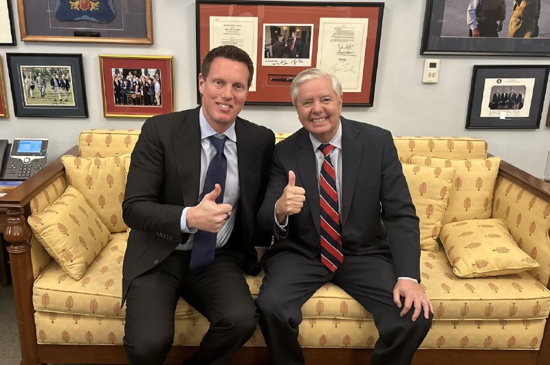 JUST IN - David Ellison, son of Larry Ellison, invited as Lindsey Graham's guest to Trump's State of the Union.Read here: 