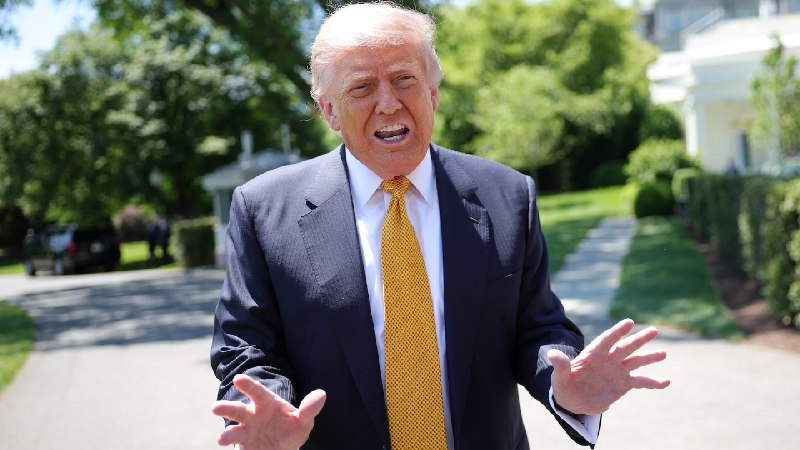 Appeals court temporarily pauses order that declared Trump's global 10% tariffs unlawful