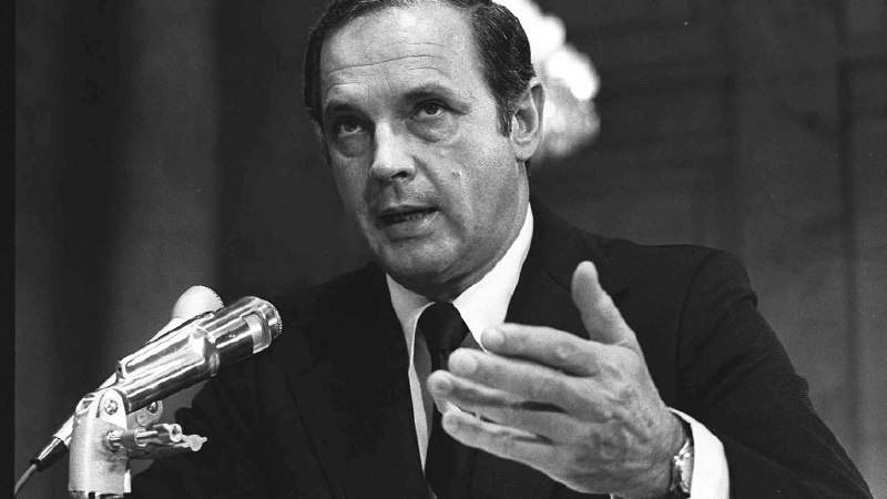 Alexander Butterfield, the Nixon aide who disclosed Watergate tapes, dies at 99