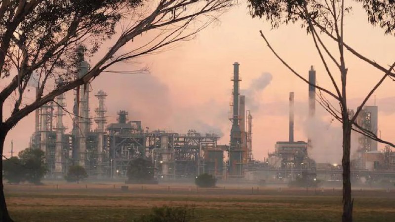 Major fire at oil refinery in Australia