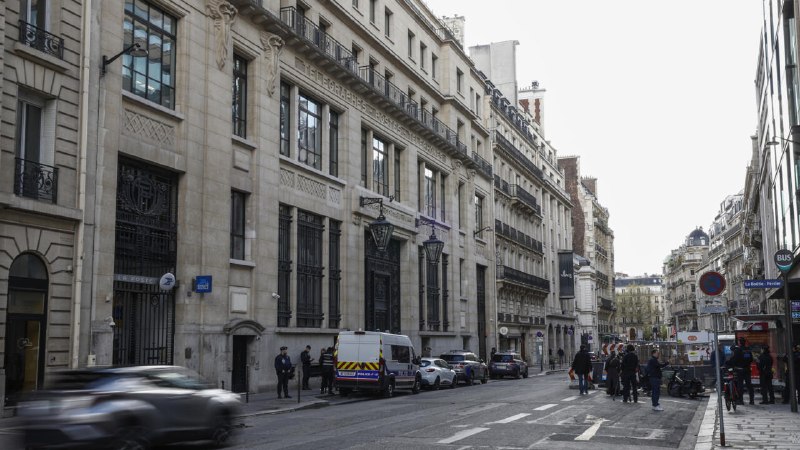 French police foil Paris bomb attack outside US bank