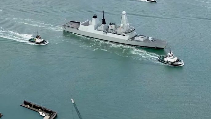 JUST IN - HMS Dragon departs UK for the Eastern Mediterranean.Read more: 