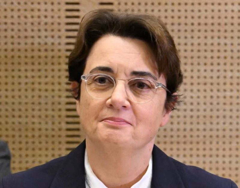 NEW - Louvre president Laurence des Cars resigns as jewelry heist inquiry reveals 