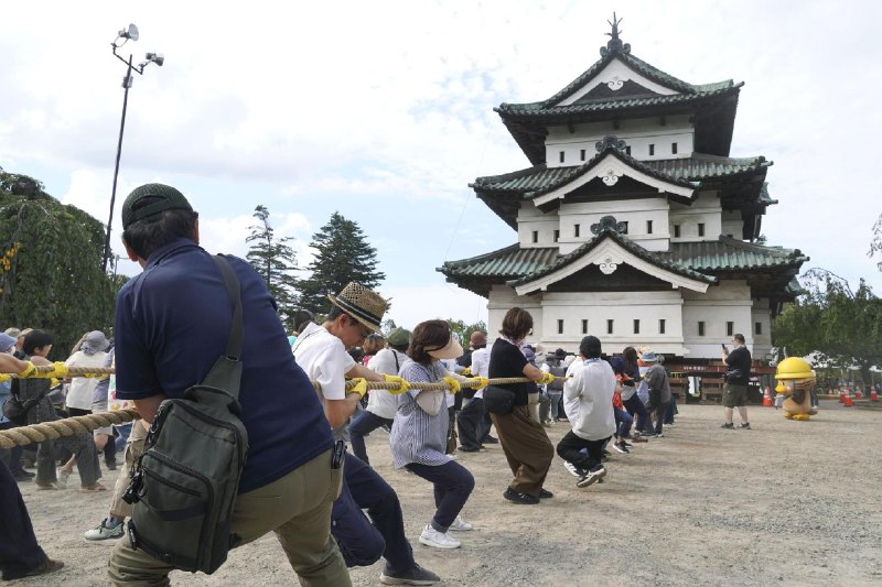 1,000 help tow 400-ton castle keep closer to original position