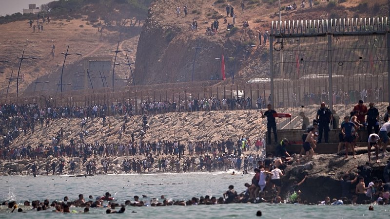 Spain ignores EU and prepares transfer of 500 migrant girls from Ceuta to mainland Spain