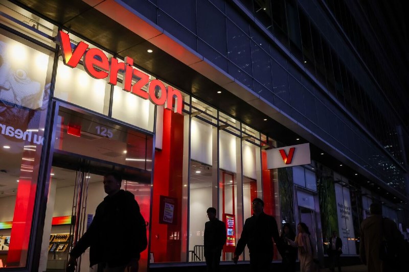 Verizon, AT&T bonds weaken on SpaceX's wireless-service plans